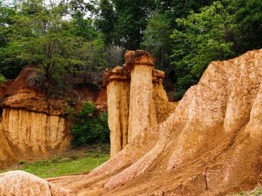 Phae Mueang Phi Orman Parkı, Tayland 'ın Phrae eyaletindeki doğal su erozyonundan oluşan garip şekilli kumtaşı..