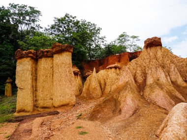 Phae Mueang Phi Orman Parkı, Tayland 'ın Phrae eyaletindeki doğal su erozyonundan oluşan garip şekilli kumtaşı..
