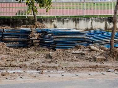 İnşaat, temel çalışması ve beton döşeme için mekanik ekipmanlara sahip yeni inşaat alanı. İnşaat endüstrisi.
