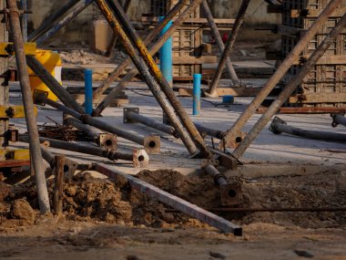 İnşaat, temel çalışması ve beton döşeme için mekanik ekipmanlara sahip yeni inşaat alanı. İnşaat endüstrisi.