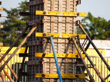 Beton sütunları, temel çalışmaları ve beton döşemeleri hazırlamak için kiriş çerçeveli yeni bir inşaat alanı. İnşaat endüstrisi.