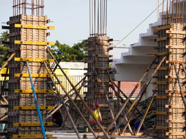 Beton sütunları, temel çalışmaları ve beton döşemeleri hazırlamak için kiriş çerçeveli yeni bir inşaat alanı. İnşaat endüstrisi.