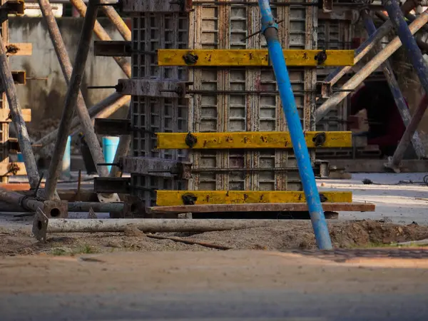 Beton sütunları, temel çalışmaları ve beton döşemeleri hazırlamak için kiriş çerçeveli yeni bir inşaat alanı. İnşaat endüstrisi.