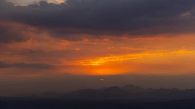 Güzel gün batımı ya da gün doğumu gökyüzü, doğa arka planı. Güzel, berrak gökyüzü güneş ışığıyla parlak altın gölgelerle boyandı..