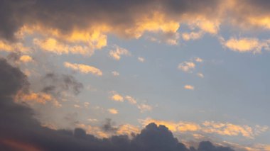 Güzel gün batımı ya da gün doğumu gökyüzü, doğa arka planı. Güzel, berrak gökyüzü güneş ışığıyla parlak altın gölgelerle boyandı..