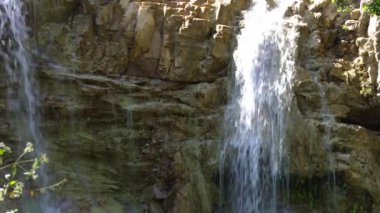 Tayland 'ın tropikal yağmur ormanlarındaki güzel şelale manzarası. Tad Sado Şelalesi, Lamphun Eyaleti, Tayland