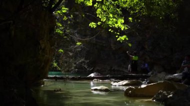 4 Ocak 2025: Turistler şelalenin güzelliğinin ve Tad Sado Şelalesi, Lamphun Eyaleti, Tayland 'da suyun tadını çıkarıyorlar..