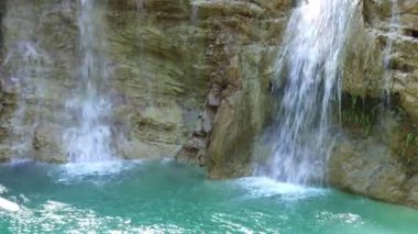 Tayland 'ın tropikal yağmur ormanlarındaki güzel şelale manzarası. Tad Sado Şelalesi, Lamphun Eyaleti, Tayland