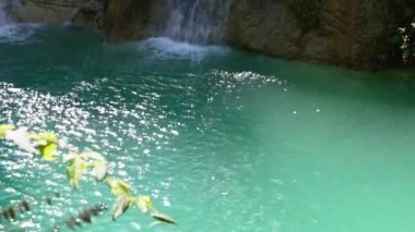 Tayland 'ın tropikal yağmur ormanlarındaki güzel şelale manzarası. Tad Sado Şelalesi, Lamphun Eyaleti, Tayland