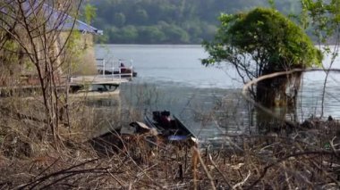 Bir tekne sisli bir nehirden bir dağ zeminine doğru usulca gider. Huzurlu ortam sabahları huzurlu bir atmosfer yaratıyor..
