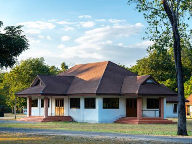 Beyaz bir binadaki birçok pencere