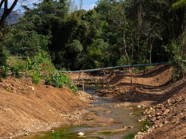 Doğal afetlerin sonucu olarak yıkılmış köprü manzarası. Hasarlı köprüyü sel bastı, yıkıldı.