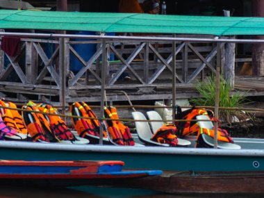 Tayland 'da dağlarla çevrili bir gölü gezmek için can yeleğiyle bir tur teknesi..