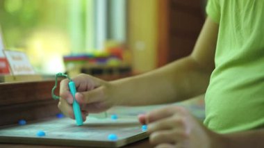 İki tatlı kız öğrenci kütüphanede birlikte eğitim oyunları oynuyorlar. Arkadaşlarıyla oyun oynayan bir kız..