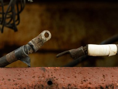 Kullanımdan kalkmış bir demiryolunda eski bir lokomotifin ve eski arabaların yakın çekimi. Boya çatlamış, soyulmuş ve paslanmış..