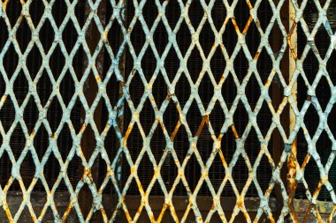 Kullanımdan kalkmış bir demiryolunda eski bir lokomotifin ve eski arabaların yakın çekimi. Boya çatlamış, soyulmuş ve paslanmış..