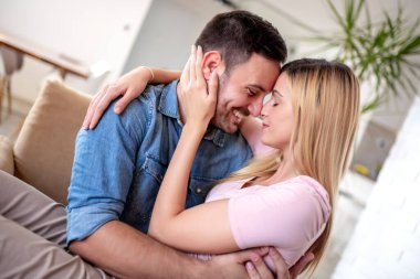 Romantik çift evde birlikte vakit geçiriyor.