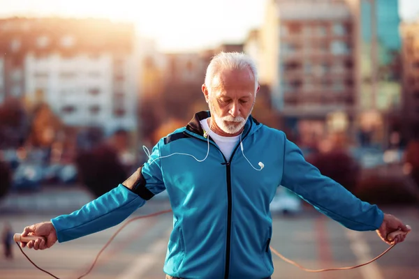 Senior Man Die Rent Stad Hij Springt Touw Voor Joggen — Stockfoto