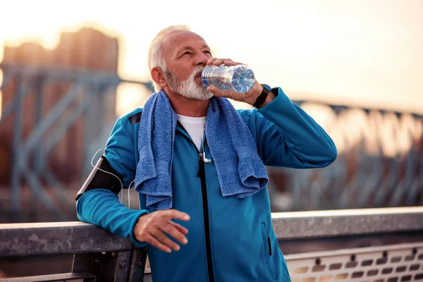 Старший Человек Расслабляется После Тренировки Открытом Воздухе Пить Water Fitness — стоковое фото