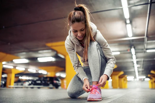 Fitness Vrouw Runner Binden Sportschoenen Voor Het Hardlopen — Stockfoto