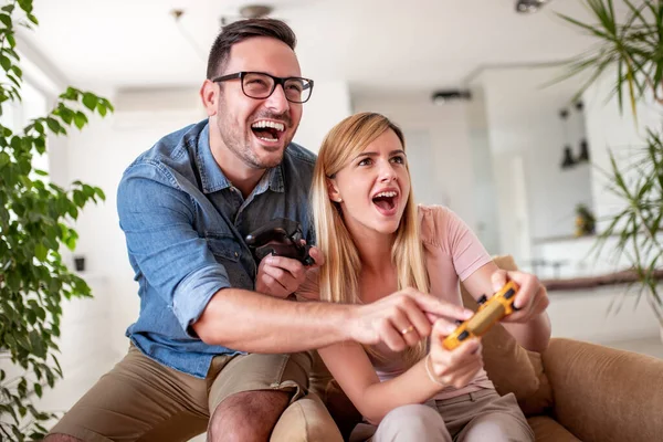 Giovani Coppie Che Giocano Videogiochi Divertono Insieme Casa — Foto Stock