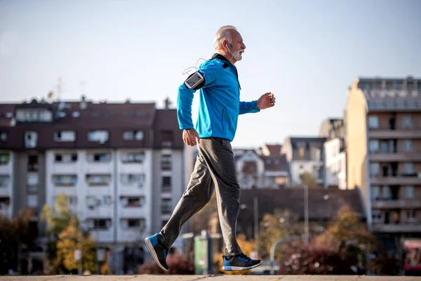 在阳光明媚的日子 老年人在城里慢跑 人和生活方式概念 — 图库照片