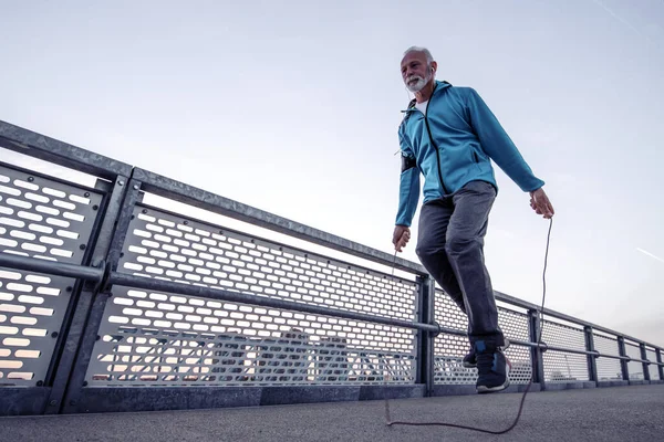 Senior Man Stad Springtouw Voor Het Joggen Fitness Sport Mensen — Stockfoto
