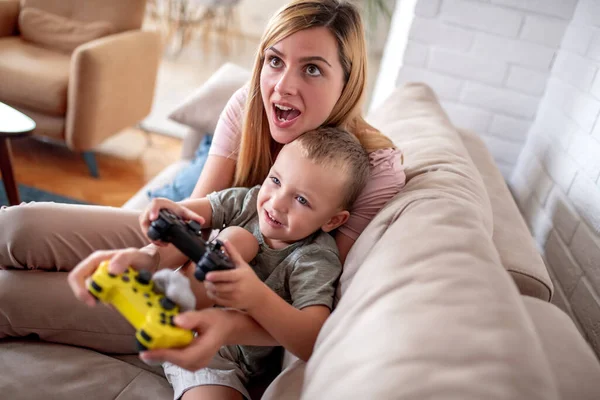 Família Feliz Jogando Videogames Casa Divertindo Juntos — Fotografia de Stock