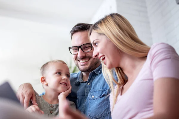 Genç Aile Evden Alışveriş Yaparak Eğleniyor — Stok fotoğraf