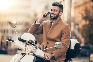 Dışarıdaki işadamının portresi, akıllı telefon kullanıyor. Ofisinin yakınında akıllı telefon kullanan güler yüzlü bir işadamı..