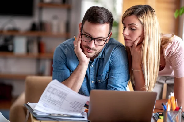 Een Paar Hebben Problemen Gefinancierd Controleren Hun Rekeningen Thuis Begrip — Stockfoto