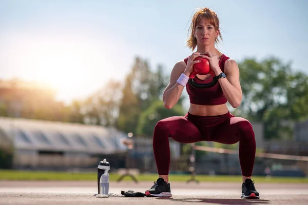 Aantrekkelijke Vrouw Doet Kraakpanden Buiten Fitness Sport Lifestyle Concept — Stockfoto