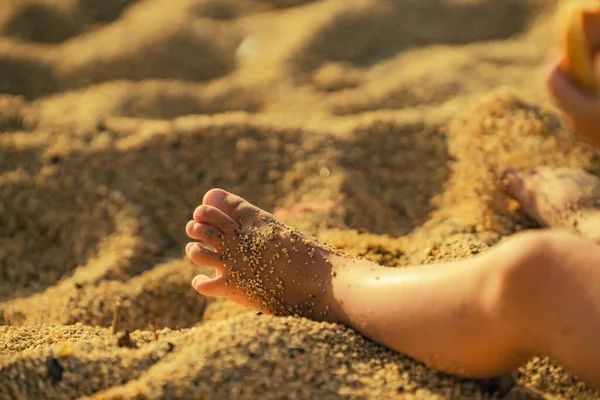 Adorabile Bambino Spiaggia Durante Vacanze Estive Primo Piano Delle Gambe — Foto Stock