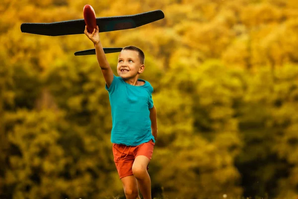 小男孩在公园里玩玩具飞机 户外快乐时光 — 图库照片
