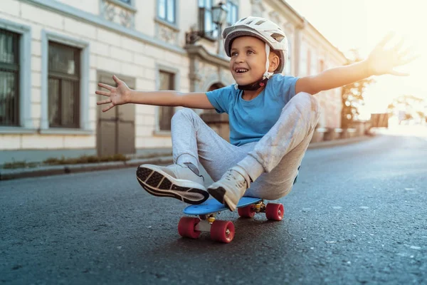 スケートボードで街に乗っている若い子供 都市生活 — ストック写真