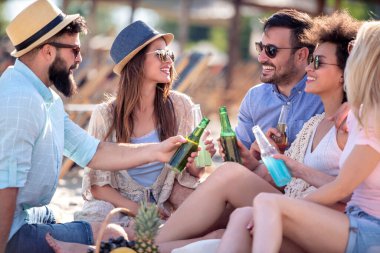 Sahilde birlikte eğleniyor arkadaşlar.