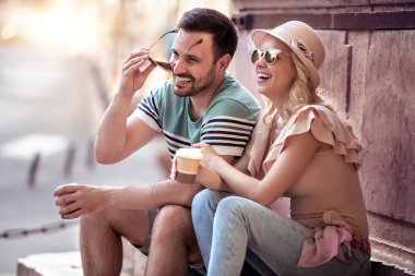 Birlikte tatilde olan mutlu turistler..