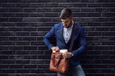 Şık saç stili ve sakallı yakışıklı bir adamın portresi, reklam için boş yer..