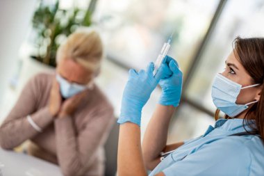 Koronavirüs aşısına karşı kıdemli kadın. Kıdemli hasta aşıyı onaylamıyor. Aşıya karşı..