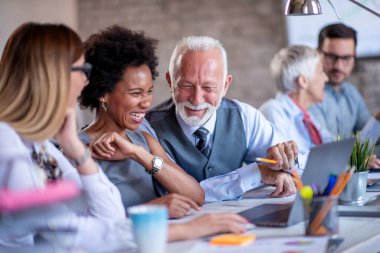 Modern ofiste birlikte çalışan bir grup iş adamı..