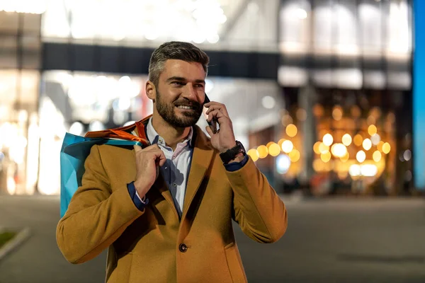 Homem Bonito Usando Telefone Depois Shooping Tempo Compras Noite — Fotografia de Stock