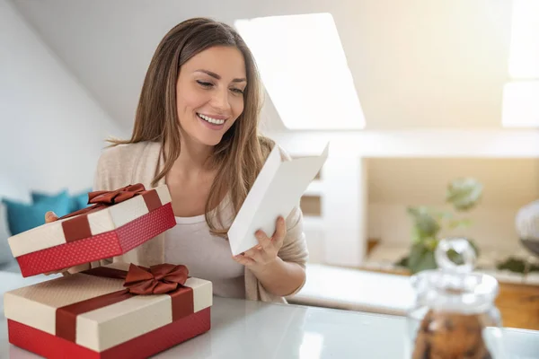 Happy Woman Receive Gift Box She Smiling While Reading Greeting — Stockfoto