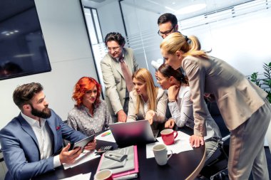 Yeni projede birlikte çalışan bir grup iş adamı.