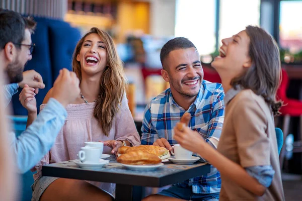 Fiatal Barátok Jól Érzik Magukat Étteremben Kávézóban Ülő Fiatalok Csoportja — Stock Fotó