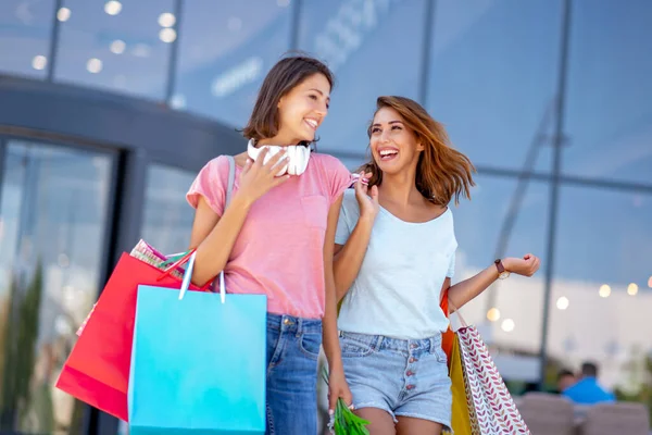 Två Kvinnliga Vänner Staden Efter Shopping Med Shoppingväskor — Stockfoto