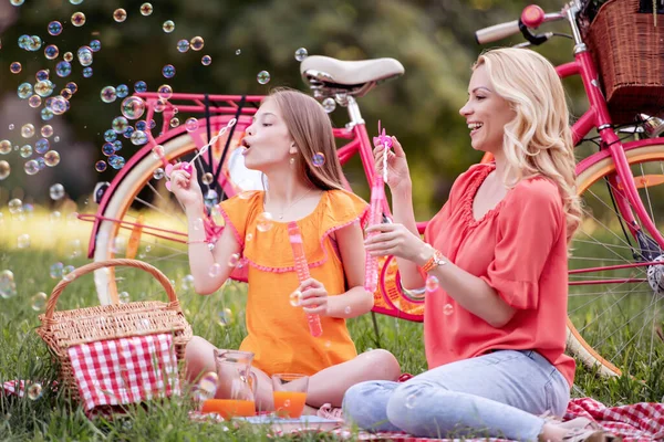 公園でピクニックをし 一緒に楽しむ母親と娘 — ストック写真