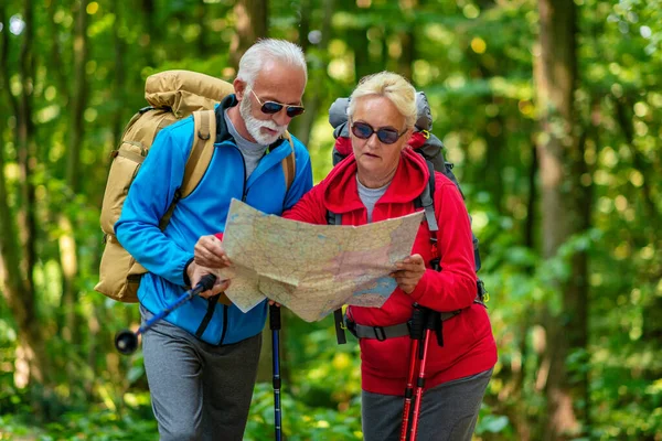 Happy Senior Par Excursionistas Busca Destino Mapa Amor Gente Naturaleza — Foto de Stock
