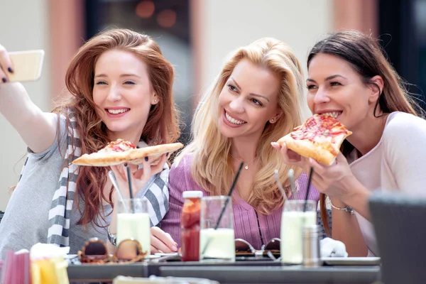 Barátok Pizza Három Fiatal Vidám Lány Pizzát Eszik Szelfit Csinálnak — Stock Fotó