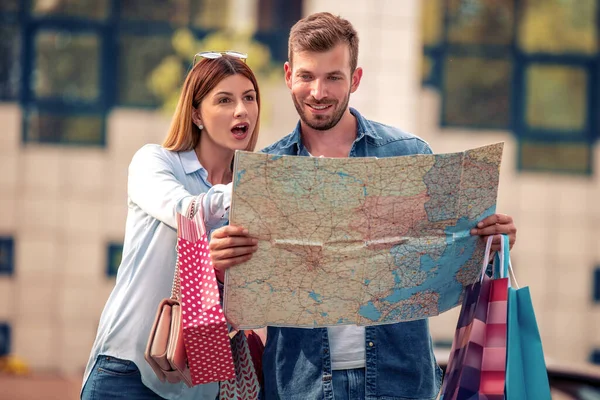 Några Turister Som Använder Karta Semester Letar Efter Några Nya — Stockfoto