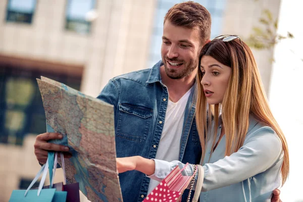 Paar Holding Map Zoek Naar Bestemming Stad Straat — Stockfoto